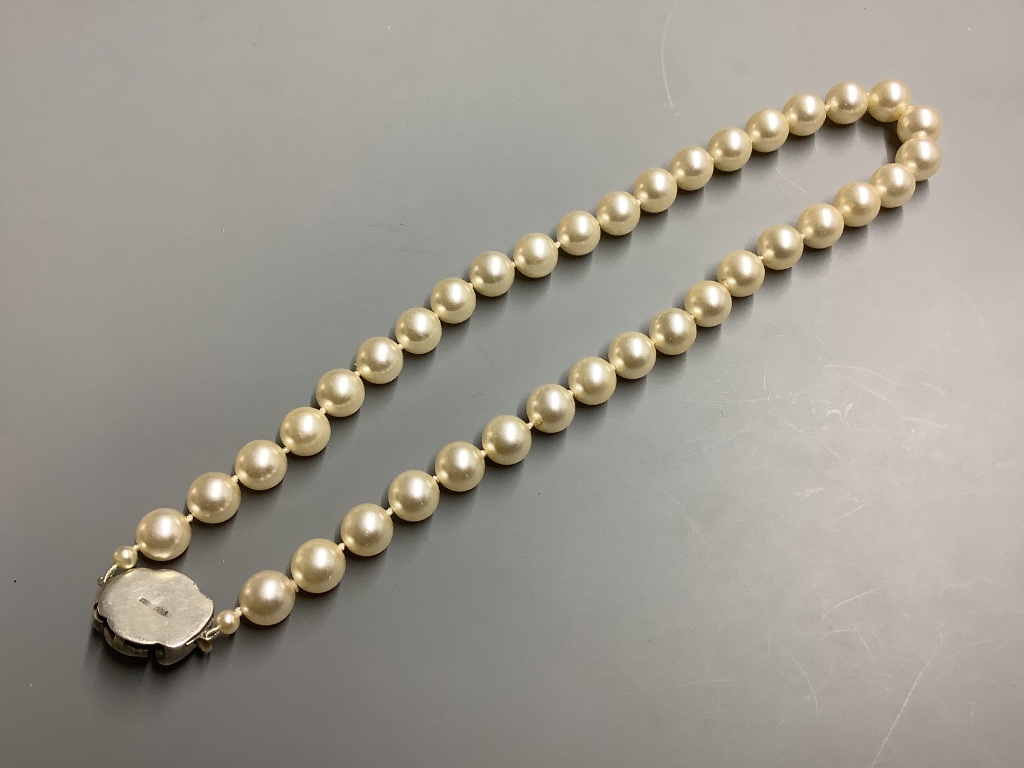 A 9ct yellow gold signet ring with bloodstone matrix, a pair of 9ct gold and pearl stud earrings, a white metal 'key' brooch and a cultured pearl necklace